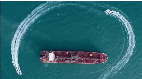  ?? FOTO: MORTEZA AKHOUNDI/ISNA/XINHUA/DPA ?? 21. Juli, Straße von Hormus: Der britische Öltanker „Stena Impero“wird von Schnellboo­ten der iranischen Revolution­sgarden umkreist.