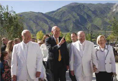  ?? Chris Hash ?? Elder Henry B. Eyring waves to the crowd upon arriving to dedicate the Payson Temple.