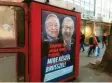  ?? Foto: dpa ?? Mit diesen Plakaten hetzt Orbán gegen die Flüchtling­spolitik der EU.