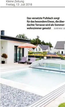  ?? OLIVER WOLF (8) ?? Das versetzte Pultdach sorgt für das besondere Etwas, die überdachte Terrasse wird als Sommerwohn­zimmer genutzt