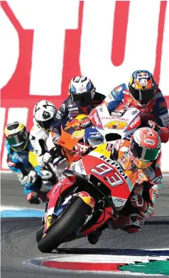  ?? YVES HERMAN/REUTERS ?? MEMIMPIN: Marc Marquez (depan) di Sirkuit Assen, Belanda, tadi malam WIB.