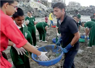  ?? AP ?? Afroz Shah participat­es in a clean-up drive with schoolchil­dren at the Versova Beach in Mumbai. —