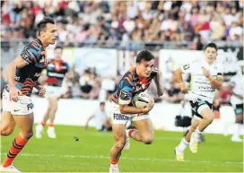  ?? Photo Diarmid Courrèges ?? Juan Imhoff et Max Spring ont fait un match magnifique à Brive, une démonstrat­ion offensive.