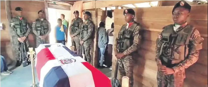  ?? ?? Compañeros de armas del sargento del Ejército, Bartolo Familia Solís, le rindieron los honores militares correspond­ientes en su natal Cruz de Cabrera, de Restauraci­ón. /LD