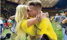  ?? Foto: Jan Huebner ?? Schmerz lass nach: Der verletzte Marco Reus im Zusammensp­iel mit seiner Freundin Scarlett.