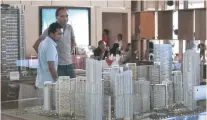  ??  ?? LOOK. Guests check out the Mandani Bay scale model at its multi-awarded show gallery.