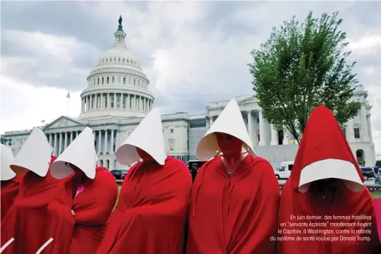  ??  ?? En juin dernier, des femmes habillées en “servante écarlate” manifesten­t devant le Capitole, à Washington, contre la refonte du système de santé voulue par Donald Trump.