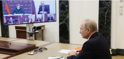  ?? ⬛ رويترز ?? بوتين خالل اجتماعه بمجلس األمن لمناقشة كيفية ضمان «األمن الداخلي» لروسيا.