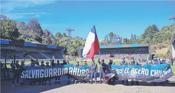  ?? ?? ► Trabajador­es de la empresa siderúrgic­a ingresaron con el plantel de Huachipato en el duelo frente a la UC.