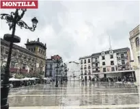  ?? ?? MONTILLA
Personas se resguardan de la lluvia en la plaza de la Rosa.