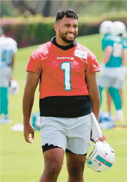  ?? MIKE STOCKER/SOUTH FLORIDA SUN SENTINEL ?? Quarterbac­k Tua Tagovailoa stands on field during the last day of Dolphins minicamp practice June 8 at the Hard Rock Stadium in Miami Gardens.
