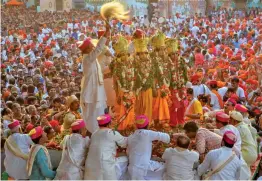  ?? PTI ?? A Ramayan segment ‘ Bharat Milap’ being performed on the last day of Dussehra celebratio­ns, in Varanasi on Saturday. —