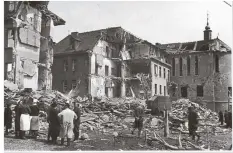  ??  ?? Das zerstörte St.-Anna-Krankenhau­s im Mai 1944 – ein Jahr vor dem Ende des Zweiten Weltkriege­s.