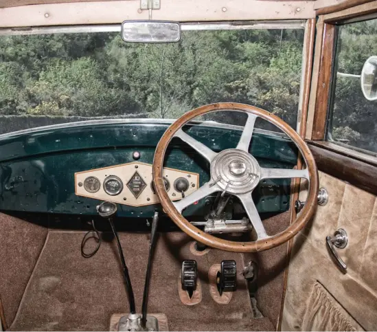 ??  ?? Revestimie­ntos cuidados. La tapicería y las vestiduras de terciopelo, señas de identidad en los Vivastella. Hasta 1933, los Renault fabricados en Billancour­t tenían el volante a la derecha.