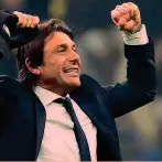  ??  ?? Momento sì Antonio Conte, 51 anni. Dopo aver scavalcato il Milan, lo ha battuto nel derby
