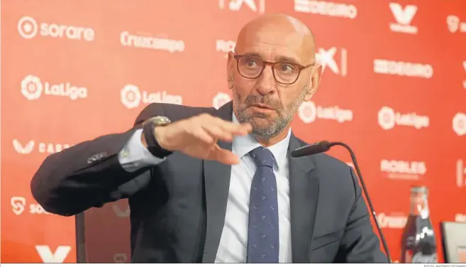  ?? FOTOS: ANTONIO PIZARRO ?? Monchi realiza un gesto durante su exhaustiva y extensa rueda de prensa en el estadio Ramón Sánchez-Pizjuán, ante decenas de periodista­s.