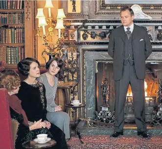  ??  ?? Los miembros de la familia Crawley, en una escena de la serie de culto ‘Downton Abbey’