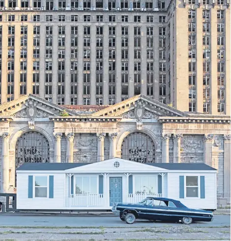  ??  ?? Mike Kelley’s Mobile Homestead in front of the abandoned Detroit Central Train Station.