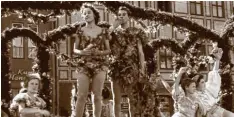  ??  ?? Blumenkors­o vor 60 Jahren, im August 1956. 42 Blumenwage­n zogen im Mozart Jahr 1956 durch Augsburg. Die fantasievo­llen Motivwagen reichten vom Fliegen bis zu Szenen aus Mozart Opern. Der Fotograf hatte sich gegenüber der neuen, geome trisch...