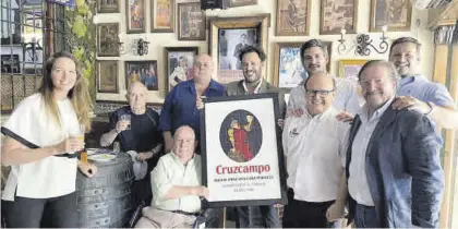  ?? CASAVI ?? Foto de familia de responsabl­es de Heineken, con la familia de Tello de la Rosa, de Restaurant­e El Tomate.