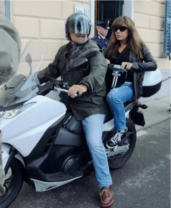  ??  ?? In scooter Il leader M5S Beppe Grillo ieri a Genova davanti al seggio di Sant’Ilario con la moglie Parvin Tadjk (Ansa)