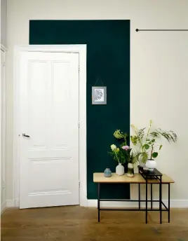  ??  ?? HIGHLIGHT A DOOR Emphasize a door with an asymmetric­al frame of colour.