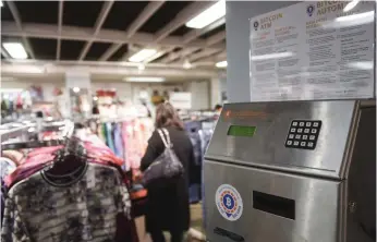  ?? FOTO: EPA/KIMMO BRANDT ?? HET VALUTA. Bitcoin-automat i en second hand-affär i Helsingfor­s.