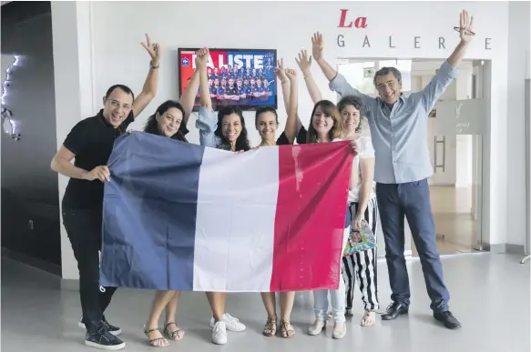  ?? Reem Mohammed / The National ?? Staff from the Alliance Francaise Dubai language school and director Bernard Frontero, right, blaze their tricolour, confident of victory