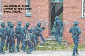  ?? ?? Spezialkrä­fte der Polizei stürmten auf dem Gelände diverse Gebäude.