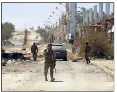  ??  ?? Des membres des Forces démocratiq­ues syriennes à Tabqa, au nord de Raqqa. (Photo AFP)