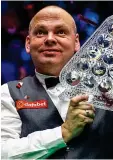  ?? PA ?? Glory: Bingham parades the Paul Hunter Trophy