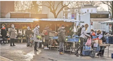  ?? RP-FOTO: MARKUS VAN OFFERN ?? Eine beliebte Anlaufstel­le für Freunde regional produziert­er Lebensmitt­el: der Klever Wochenmark­t.