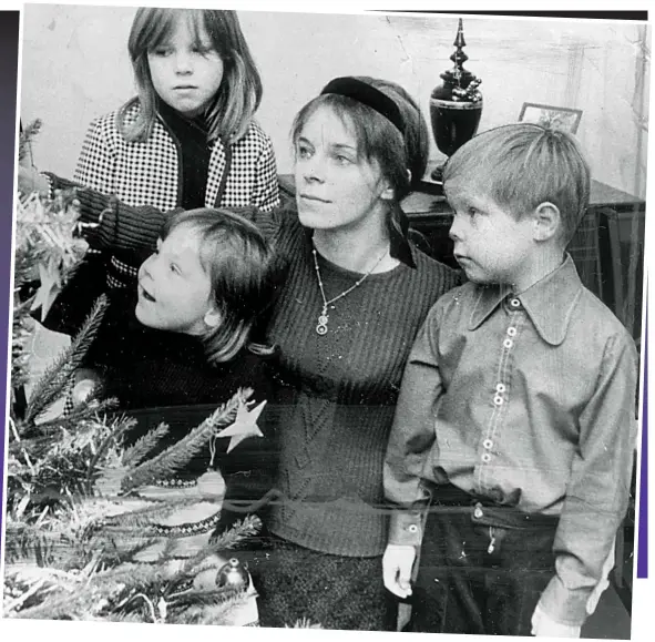  ??  ?? Christmas without their father: Lady Lucan with Frances, Camilla and George in 1974, weeks after Lord Lucan disappeare­d
