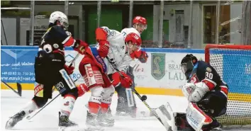  ?? Archivfoto: Roland Schraut ?? Ein schwerer Gegner gastiert mit dem EC Peiting beim nächsten Heimspiel des ECDC am Hühnerberg: Bei der letzten Begegnung Anfang November (Foto) unterlagen die Memminger Indianer mit 1:6.