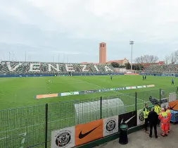  ??  ?? Porte chiuse Il Penzo a fine febbraio per Venezia - Cosenza (LaPresse)