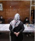  ?? AFP ?? Una mujer iraní espera para registrars­e antes de votar en un colegio electoral.