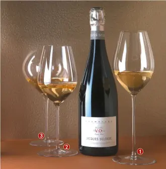  ??  ?? Droit, précis, minéral, fruité, long… C’est avec le Superlegge­ro de Riedel que l’extra-brut d’Anselme Selosse se révèle véritablem­ent.