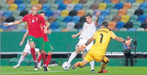  ??  ?? Gerard Moreno remata a puerta en una de las muchas ocasiones que tuvo España en el primer tiempo.