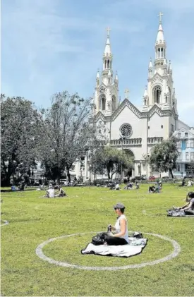  ?? Foto: Efe ?? Varias personas descansan en un parque de San Francisco, EEUU.