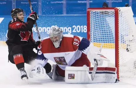  ?? NATHAN DENETTE/THE CANADIAN PRESS ?? Czech Republic goaltender Pavel Francouz shuts the door on an overtime breakaway by Canadian defenceman Mat Robinson on Saturday.