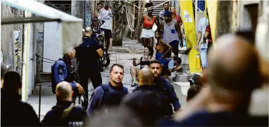  ?? Ricardo Moraes - 6.mai.21/Folhapress ?? Movimento em rua no Jacarezinh­o, no Rio de Janeiro, após policiais removerem corpo de vítima de operação