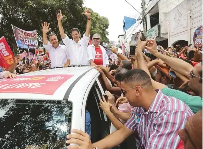  ??  ?? Rui Costa e o presidenci­ável petista Fernanda Haddad participar­am de uma caminhada, ontem pela manhã