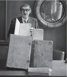  ?? Jack Manning/New York Times 1971 ?? Rabbi Philip Hiat displays rare manuscript­s at Mount Neboh Synagogue. He was known for forging ties with other faiths.
