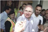  ?? AP ?? Opositor. El alcalde de Caracas Antonio Ledezma saluda a un periodista en el aeropuerto internacio­nal El Dorado en Bogotá.