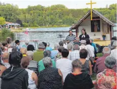  ?? FOTO: WOLFGANG LUTZ ?? Pfarrerin Cornelia Schmutz und Gemeindere­ferentin Andrea Hoffmann freuten sich, mit vielen Christen eine ökumenisch­e Andacht feiern zu können und damit traumhafte Ferien zu beginnen.