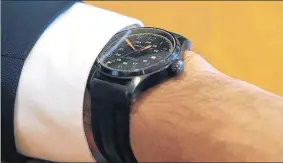  ?? FOTOS: EDUARD OMEDES ?? Toni Freixa pasó por la redacción de MD y gracias a su visita pudimos ver detalles de su indumentar­ia como un elegante reloj negro o la curiosa pulsera de la final de la Champions, que un mes después todavía luce en su muñeca derecha como recuerdo de...