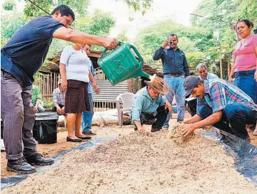  ??  ?? Lunes 23 de julio de 2018 Para recuperar. En la capacitaci­ón se hizo conciencia a los productore­s acerca de la importanci­a de la recuperaci­ón de los suelos, realizando prácticas orgánicas, como la reproducci­ón de microorgan­ismos sólidos.