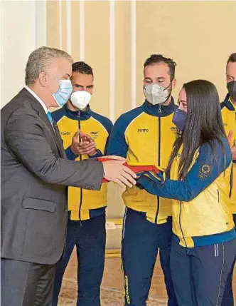  ?? EFE ?? El presidente Iván Duque entregó a la piloto de BMX Mariana Pajón la bandera de Colombia.