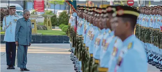  ?? [FOTO LUQMAN HAKIM ZUBIR /BH] ?? Dr Mahathir memeriksa kawalan kehormat ketika lawatan rasmi ke Kementeria­n Pertahanan di Kuala Lumpur, semalam.