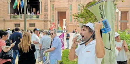  ?? EFE ?? Protesta de los trabajador­es de Abengoa frente a la Subdelegac­ión del Gobierno en Sevilla.